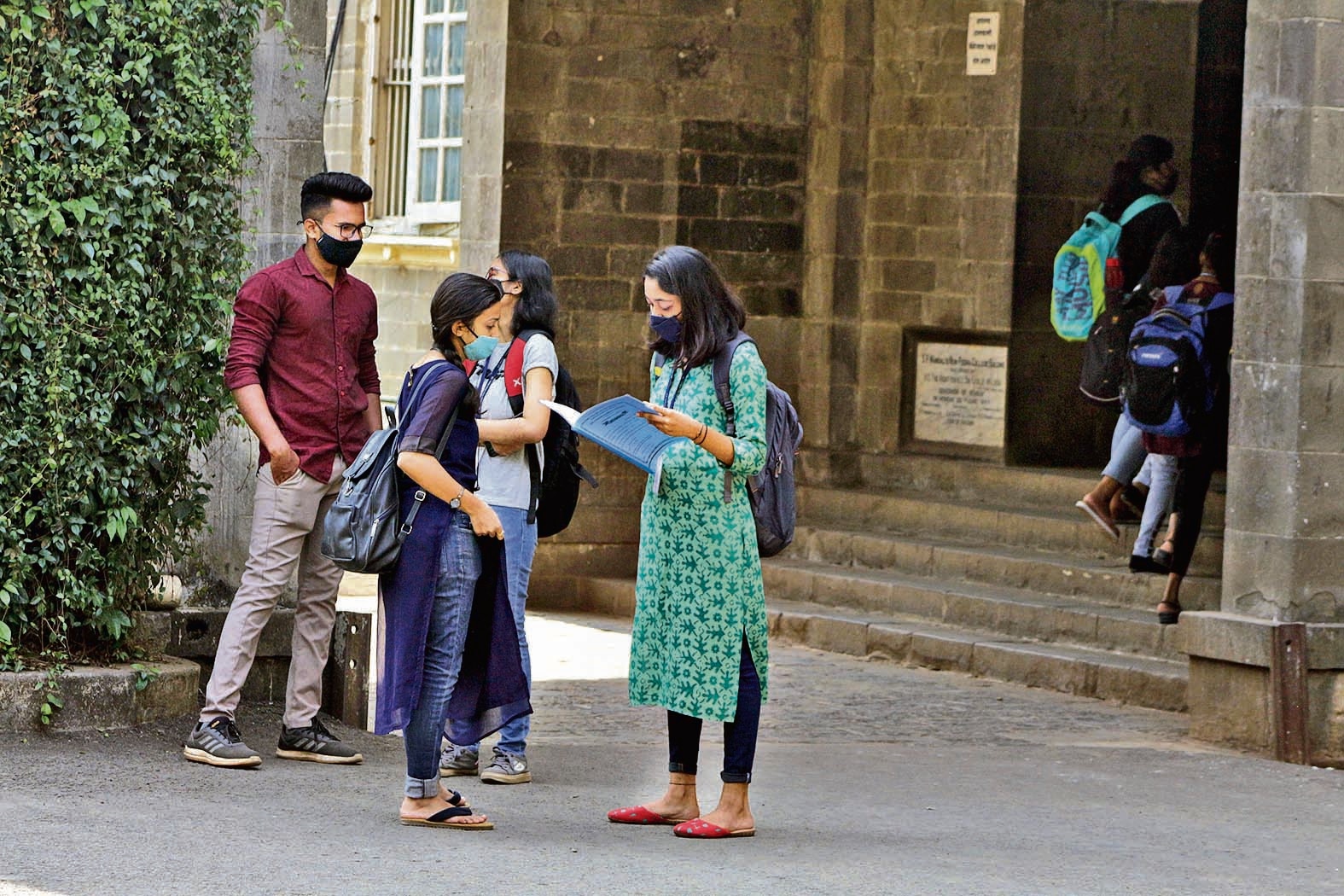 প্রাথমিকভাবে ২০২১-২২ শিক্ষাবর্ষ থেকেই সেই ‘কমন এন্ট্রাস টেস্ট’ চালু হওয়ার কথা ছিল। কিন্তু করোনাভাইরাস পরিস্থিতিতে তা এক বছরের জন্য পিছিয়ে দেয়। অবশেষে আগামী শিক্ষাবর্ষ থেকে তা শুরু হতে চলেছে। (ছবিটি প্রতীকী, রবীন্দ্র কুমার/হিন্দুস্তান টাইমস)