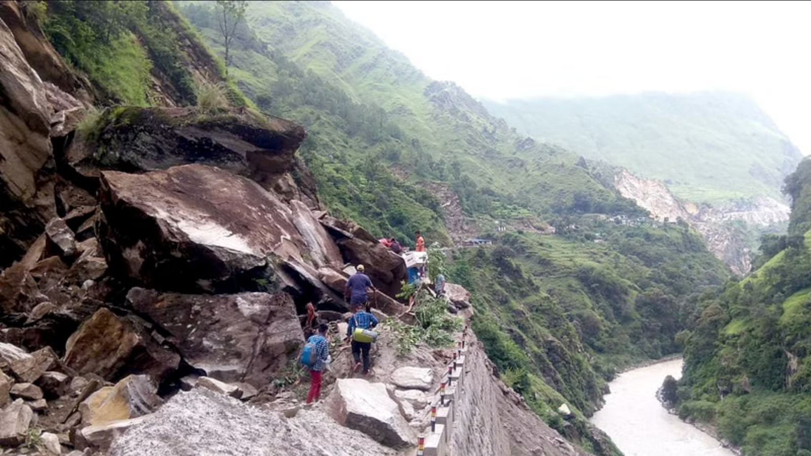 উত্তরাখণ্ডের পিথোরাগড় থেকে একটি পথ তৈরি করা হচ্ছে। এই পথ সোজা মানস সরোবরে গিয়ে শেষ হবে। সোজা গাড়ি করেই চলে যাওয়া যাবে। এই পথের বেশ কিছু অংশ ইতিমধ্যেই তৈরি হয়েছে। কিন্তু প্রাকৃতিক দুর্যোগ, দুর্গমতার জন্য বেশ কিছু চ্যালেঞ্জের সম্মুখীন হচ্ছেন নির্মাণকারীরা। ফাইল ছবি : এএনআই (ANI)