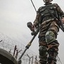 জম্মু ও কাশ্মীরের আখনুর সেক্টরে পাহারায় সামরিক বাহিনী. (PTI Photo) (HT_PRINT)