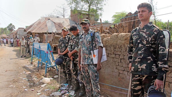 বুধবারের শুনানিতে মামলাকারীরা দাবি করেন, ঘটনার ৪৮ ঘণ্টা পরও মূল অভিযুক্তকে গ্রেফতার করা হয়নি। অথচ মুখ্যমন্ত্রী মমতা বন্দ্যোপাধ্যায় বলেছেন, কোনও দলের নেতারা যদি ঘটনাস্থলে যেতে চান, তাহলে তাঁরা যেতে পারেন। তার ফলে প্রমাণ নষ্ট হয়ে যেতে পারে বলে দাবি করেন মামলাকারীরা। (ছবি সৌজন্যে পিটিআই)