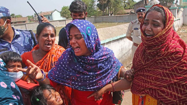 গত সোমবার রাতে তৃণমূল কংগ্রেস নেতা ভাদু শেখ খুন হওয়ার পরে বগটুই গ্রামে তাণ্ডব শুরু হয়। বাড়িতে আগুন লাগিয়ে দেয় দুষ্কৃতীরা। তার জেরে মৃত্যু হয় কমপক্ষে আটজনের। সেই ঘটনায় সিবিআই বা অন্য কোনও স্বয়ংশাসিত সংস্থার তদন্তের আর্জি জানিয়ে মামলা দায়ের করা হয়। (ছবি সৌজন্যে পিটিআই)