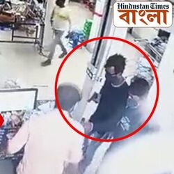 কর্মীদের দিকে তাক করা বন্দুক, লুঠপাট চলল গোডাউনে - গোডাউনে তাণ্ডব দুষ্কৃতীদের