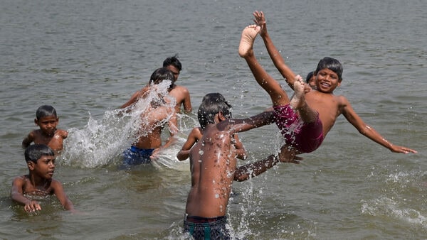 মঙ্গলবার (২৯ মার্চ): প্রবল তাপপ্রবাহ চলবে পশ্চিম রাজস্থানের কয়েকটি অংশে। জম্মু, হিমাচল প্রদেশ, উত্তরাখণ্ড, দক্ষিণ পঞ্জাব, দক্ষিণ হরিয়ানা, পূর্ব রাজস্থান, পশ্চিম মধ্যপ্রদেশ, বিদর্ভ, বিহার, ঝাড়খণ্ড, মধ্য মহারাষ্ট্র এবং গুজরাটে বিক্ষিপ্তভাবে তাপপ্রবাহ হবে। (ছবিটি প্রতীকী, সৌজন্যে পিটিআই)