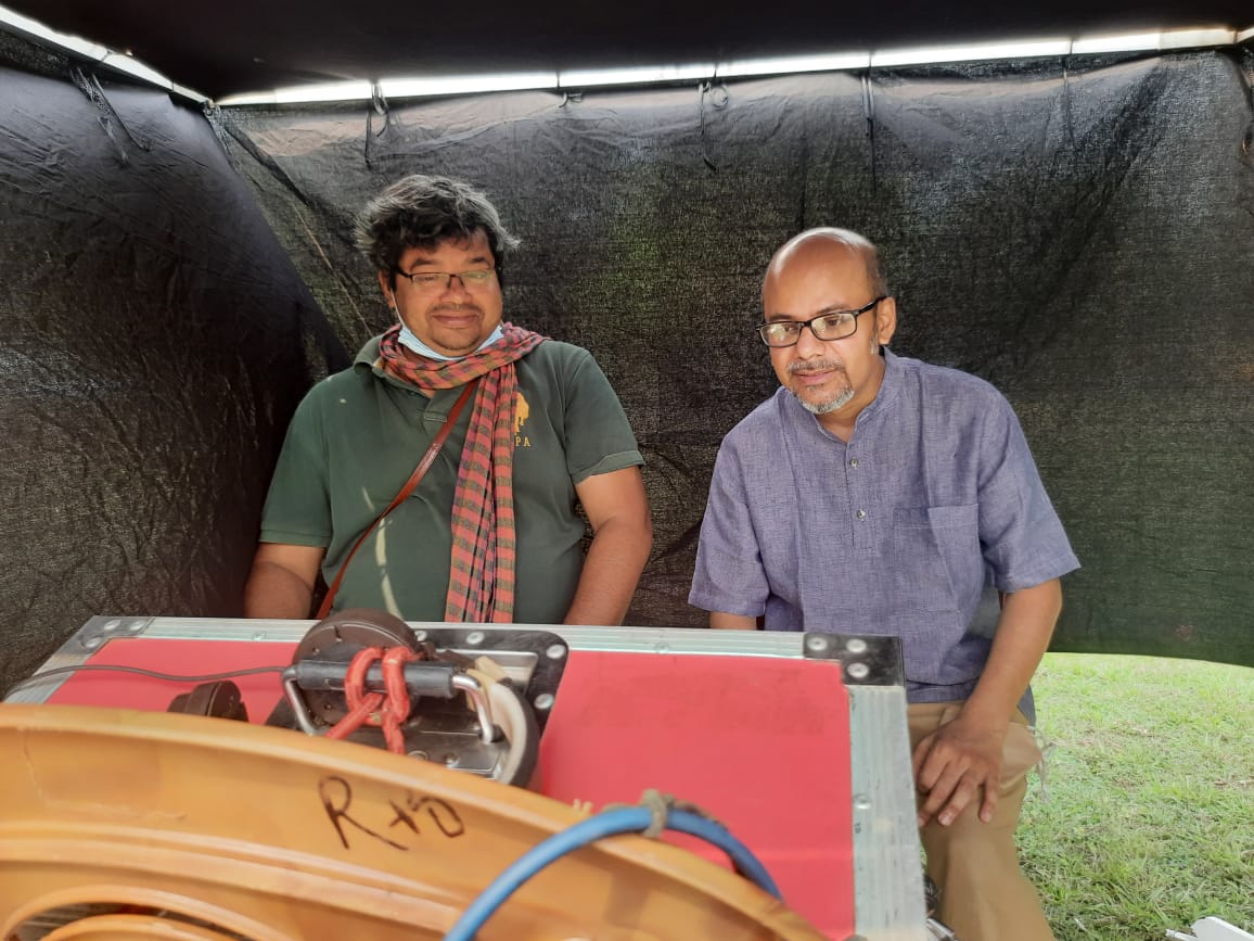 শ্যুটিংয়ের ফাঁকে মনিটরে চোখ শ্রীজাত এবং সহ-পরিচালক রাজদীপ ঘোষের। শ্যুটিংয়ের ফাঁকে মনিটরে চোখ শ্রীজাত এবং সহ-পরিচালক রাজদীপ ঘোষের।