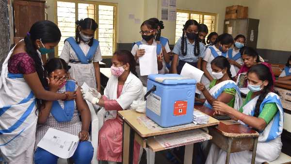 টিকাকরণ: রবিবার টিকা নিয়েছেন ৪.২০ লক্ষ মানুষ। ফাইল ছবি : পিটিআই (PTI)