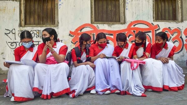 করোনাভাইরাস পরিস্থিতিতে ‘হোম সেন্টারে’ পরীক্ষা হওয়ায় পরীক্ষাকেন্দ্রের সংখ্যা তিনগুণ বেড়েছে। এবার মোট ৬,৭২৭ টি কেন্দ্রে উচ্চ মাধ্যমিক পরীক্ষা হবে। (ছবিটি প্রতীকী, সৌজন্যে পিটিআই)