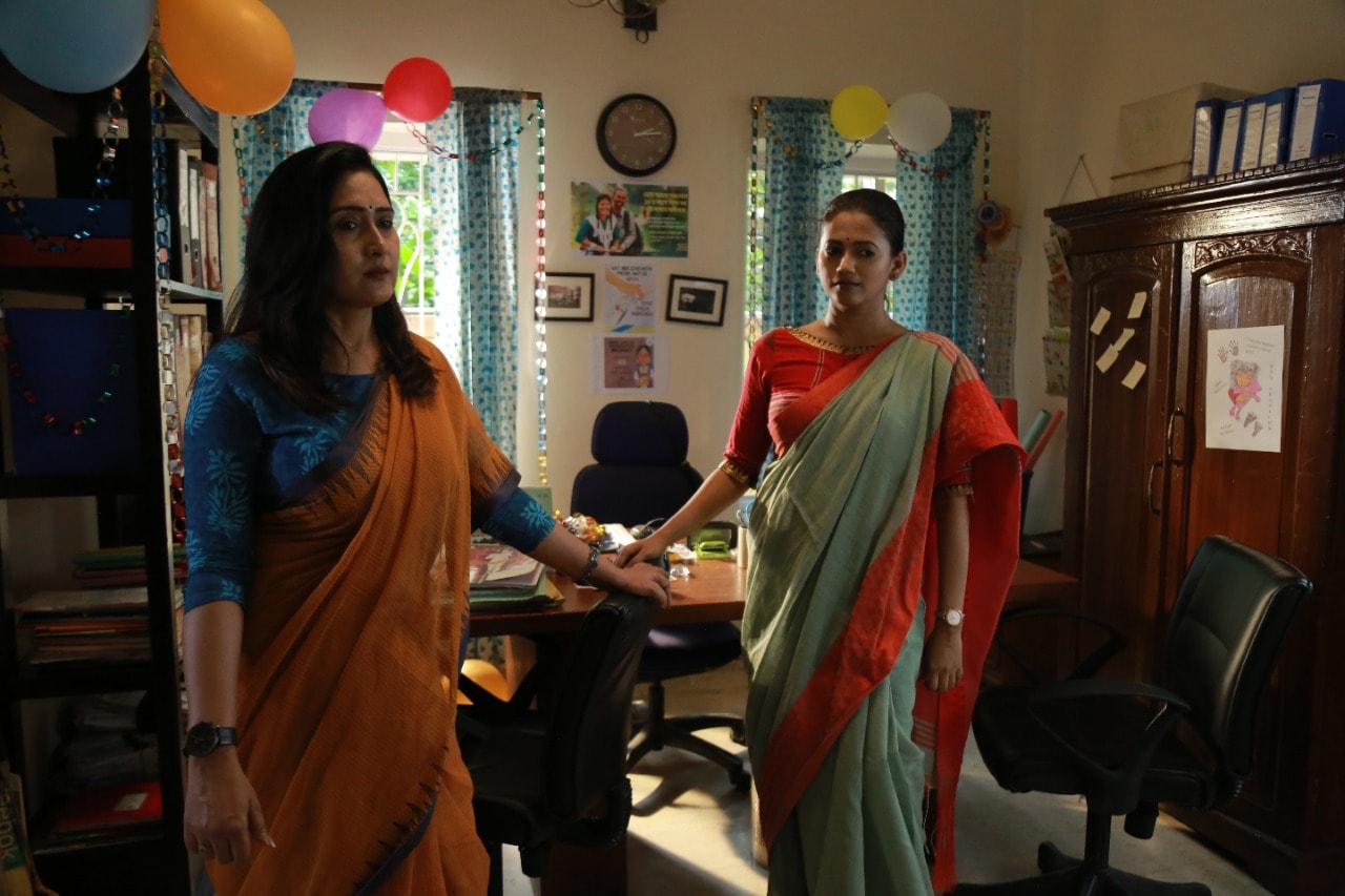 'মানবজমিন'-এর শ্যুটিংয়ে দূর্বা বন্দ্যোপাধ্যায়। (নিজস্ব ছবি) 'মানবজমিন'-এর শ্যুটিংয়ে দূর্বা বন্দ্যোপাধ্যায়। (নিজস্ব ছবি)
