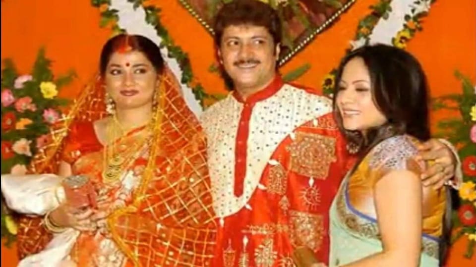 অভিষেক ও সংযুক্তার সঙ্গে অভিনেত্রী শ্রীলেখা মিত্র। অভিষেক ও সংযুক্তার সঙ্গে অভিনেত্রী শ্রীলেখা মিত্র।