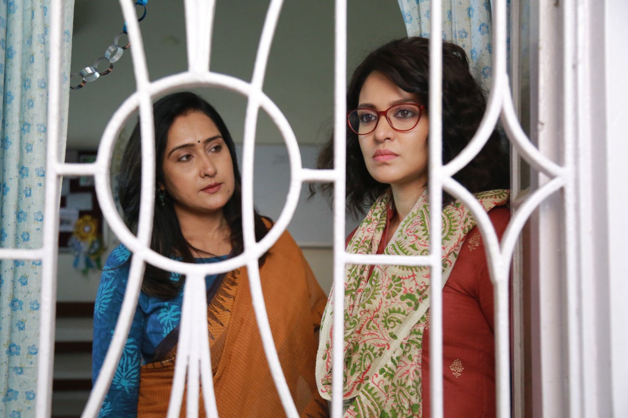 'মানবজমিন'-এর শ্যুটিংয়ে দূর্বা-প্রিয়াঙ্কা। (নিজস্ব ছবি) 'মানবজমিন'-এর শ্যুটিংয়ে দূর্বা-প্রিয়াঙ্কা। (নিজস্ব ছবি)