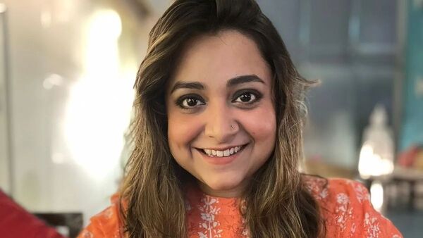 ১৮০ ডিগ্রি ঘুরে গেলেন অয়ন্তিকা! বইমেলায় বললেন, বাংলায় বাংলাই প্রধান! ১৮০ ডিগ্রি ঘুরে গেলেন অয়ন্তিকা! বইমেলায় বললেন, বাংলায় বাংলাই প্রধান!