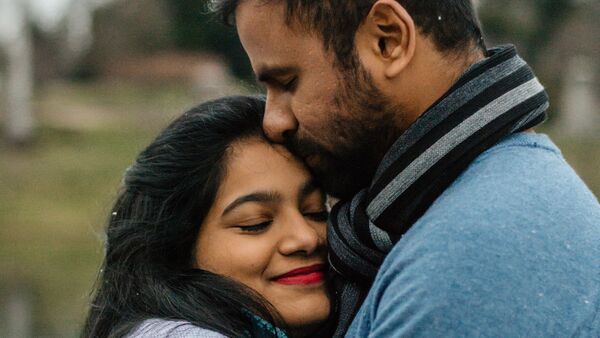 ভালোবাসা দেখান: ভালোবাসার কথা শুধু মনে থাকলেই হয় না, সেই অনুভঊতি দেখাতেও হয়। তাই আপনার সঙ্গী বা সঙ্গিনীকে ভালোবাসার কথা মুখ ফুটে বলুন। তাঁকে বুঝিয়ে দিন, কতটা ভালোবাসেন। তাতেই সম্পর্ক আগের মতো হয়ে যাবে। 