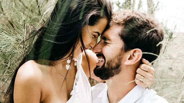 একসঙ্গে প্রাণখুলে হাসুন: দিনের মাথায় এমন কিছুটা সময় একসঙ্গে কাটান, যে সময়টা শুধু আপনাদের দু’জনের হবে। আর সেই সময়টার মধ্যে এমন কিছু উপাদান রাখুন, যাতে প্রাণখুলে হাসা যায়। এতেই সম্পর্ক সুন্দর হবে। ফিরে আসবে আগের মতো প্রেম। 