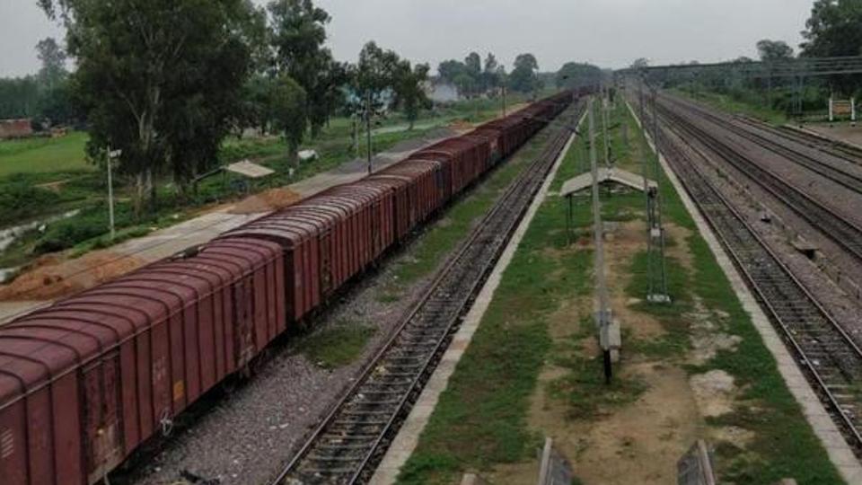 সমালোচকদের মতে, এই পদক্ষেপের ফলে রাষ্ট্র-চালিত কন্টেইনার কর্পোরেশন অফ ইন্ডিয়া লিমিটেডের(CONCOR) বেসরকারিকরণের প্রক্রিয়া সহজতর হবে। ফাইল ছবি: হিন্দুস্তান টাইমস (HT_PRINT)