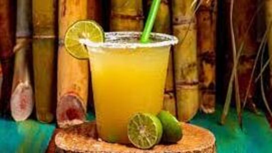 उसाचा रस पिल्यामुळं वाढतोय लठ्ठपणा, काय आहे नेमकं सत्य?drinking