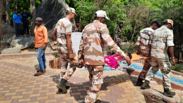 প্রায় ৪০ জন পর্যটককে মাঝ আকাশে ঝুলন্ত রোপওয়ে থেকে উদ্ধার করা হয়েছে।