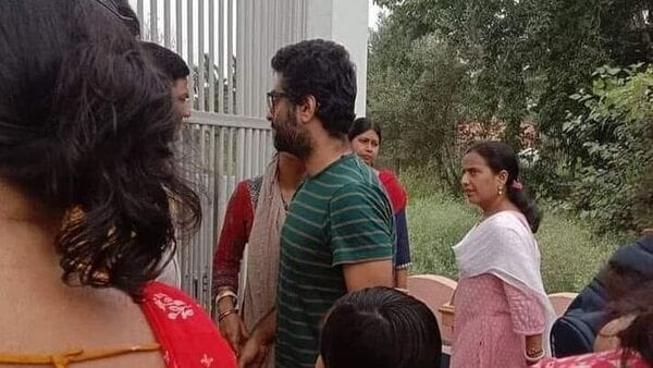 Arijit Singh is waiting in front of the school gate. (Photo: Facebook/ Prince Roy)