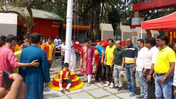 ইস্টবেঙ্গলের বার পুজোতে প্রাক্তন ফুটবলারদের পাশাপাশি নতুন প্রজন্মের ফুটবলাররাও এসেছিলেন। পুরানো নতুনের মিল দেখা গেল লাল হলুদ তাঁবুতে। (ছবি:ফেসবুক) ইস্টবেঙ্গলের বার পুজোতে প্রাক্তন ফুটবলারদের পাশাপাশি নতুন প্রজন্মের ফুটবলাররাও এসেছিলেন। পুরানো নতুনের মিল দেখা গেল লাল হলুদ তাঁবুতে। (ছবি:ফেসবুক)