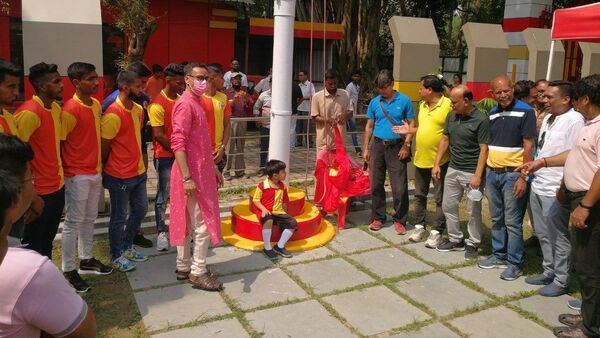 বার পুজোর পর মিলিত ভাবে ক্লাবের পতাকা উত্তোলন করেন প্রাক্তন খেলোয়াড় ও ক্লাব কর্তারা। ক্লাবের তরফ থেকে এদিন জানান হয় যে আগামী মরশুমেও ইস্টবেঙ্গল আইএসএল খেলবে। (ছবি:ফেসবুক) বার পুজোর পর মিলিত ভাবে ক্লাবের পতাকা উত্তোলন করেন প্রাক্তন খেলোয়াড় ও ক্লাব কর্তারা। ক্লাবের তরফ থেকে এদিন জানান হয় যে আগামী মরশুমেও ইস্টবেঙ্গল আইএসএল খেলবে। (ছবি:ফেসবুক)