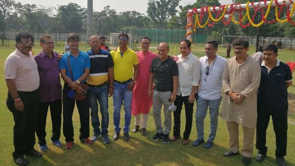 ক্লাব কর্তাদের সঙ্গে অনুষ্ঠানে উপস্থিত ছিলেন প্রাক্তন ফুটবলার সুমিত মুখোপাধ্যায়, প্রশান্ত বন্দ্যোপাধ্যায়, বিকাশ পাঁজি, মিহির বসু, তরুণ দে সহ এক ঝাঁক প্রাক্তন ফুটবলার ছিলেন। (ছবি:ফেসবুক) ক্লাব কর্তাদের সঙ্গে অনুষ্ঠানে উপস্থিত ছিলেন প্রাক্তন ফুটবলার সুমিত মুখোপাধ্যায়, প্রশান্ত বন্দ্যোপাধ্যায়, বিকাশ পাঁজি, মিহির বসু, তরুণ দে সহ এক ঝাঁক প্রাক্তন ফুটবলার ছিলেন। (ছবি:ফেসবুক)