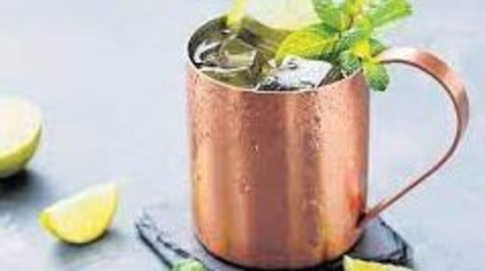 Copper Pot Benefits तांब्याच्या ग्लासानं पाणी पिणं आरोग्यासाठी ठरतंय