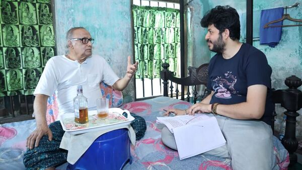 শীঘ্রই মুক্তি পেতে চলেছে ‘সিটকম’ তথা সিচুয়েশনাল কমেডি ওয়েব সিরিজ 'পাঁচফোরনস'। যে সিনেমায় আছেন পরাণ বন্দ্যোপাধ্যায়ও। শীঘ্রই মুক্তি পেতে চলেছে ‘সিটকম’ তথা সিচুয়েশনাল কমেডি ওয়েব সিরিজ 'পাঁচফোরনস'। যে সিনেমায় আছেন পরাণ বন্দ্যোপাধ্যায়ও।