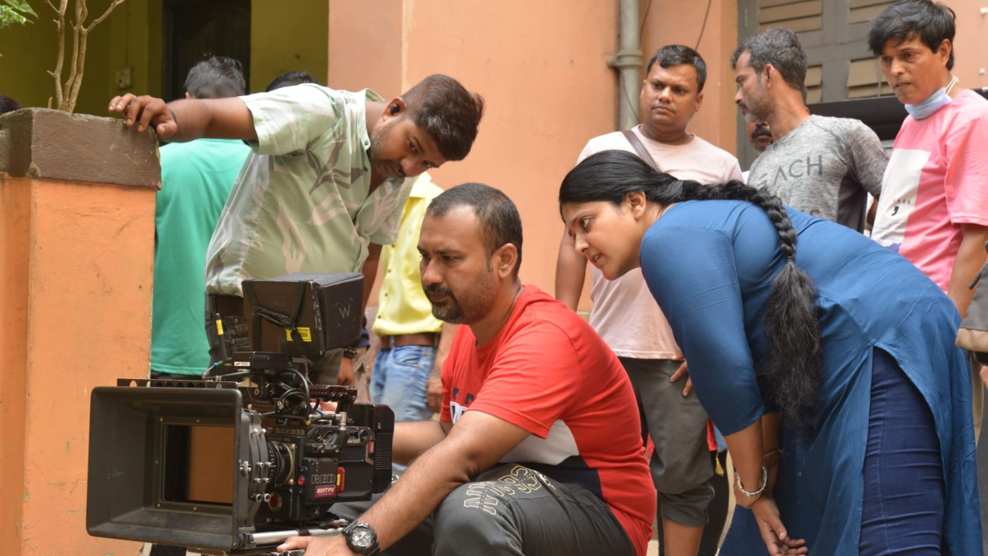 শ্যুটিং শুরু 'আর্চির গ্যালারি'র, সেট থেকে ছবি শ্যুটিং শুরু 'আর্চির গ্যালারি'র, সেট থেকে ছবি