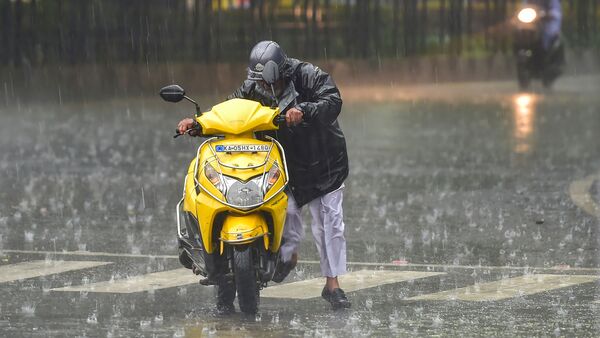 এদিকে উত্তরবঙ্গের পাঁচটি জেলা দার্জিলিং, কালিম্পং, জলপাইগুড়ি, আলিপুরদুয়ার এবং সঙ্গে সিকিমের কয়েকটি জায়গায় ঝড়-বৃষ্টি অব্যাহত থাকবে আজকেও। (ছবিটি প্রতীকী, সৌজন্যে পিটিআই) এদিকে উত্তরবঙ্গের পাঁচটি জেলা দার্জিলিং, কালিম্পং, জলপাইগুড়ি, আলিপুরদুয়ার এবং সঙ্গে সিকিমের কয়েকটি জায়গায় ঝড়-বৃষ্টি অব্যাহত থাকবে আজকেও। (ছবিটি প্রতীকী, সৌজন্যে পিটিআই)