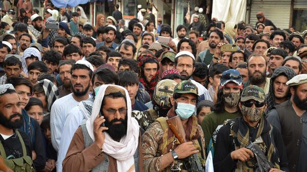 পাক এয়ারস্ট্রাইকের বিরুদ্ধে খোস্তের রাস্তায় আফগান জনগণ (AFP)