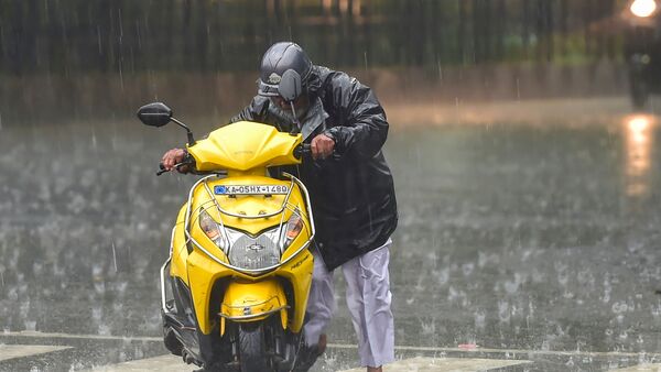 এদিকে কলকাতা পুড়লেও স্বস্তির বৃষ্টি জারি থাকবে উত্তরবঙ্গে৷ বিগত বেশ কয়েক দিন ধরেই প্রবল বৃষ্টিতে ভিজেছে উত্তরবঙ্গের পাঁচ জেলা। এই আবহে চলতি সপ্তাহেও এই পাঁচ জেলায় আবারও ঝড়-বৃষ্টির পূর্বাভাস জারি করেছে হাওয়া অফিস। (ছবিটি প্রতীকী, সৌজন্যে পিটিআই)