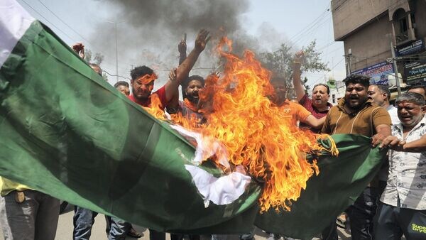 জম্মুতে পাকিস্তানের পতাকা পোড়াচ্ছে বজরং দল। ফাইল ছবি। (PTI Photo) (PTI)