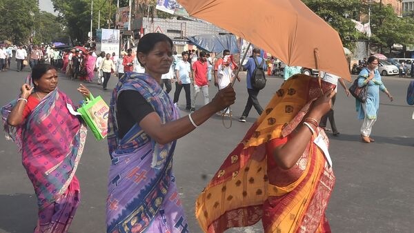 এদিকে গতকাল এপ্রিলের শেষ রবিবার কলকাতায় সর্বোচ্চ তাপমাত্রা ছিল ৩৯.৬ ডিগ্রি সেলসিয়াস। এ মরসুমে এখনও পর্যন্ত এটাই সর্বাধিক তাপমাত্রা কলকাতায়। এদিকে কলকাতায় সর্বনিম্ন তাপমাত্রা ছিল ২৯ ডিগ্রি। এই পরিস্থিতিতে আলিপুর আবহাওয়া দফতর সূত্রে বলা হয়েছে, আগামী সাতদিনে সেই রেকর্ড ভাঙবে। (PTI)