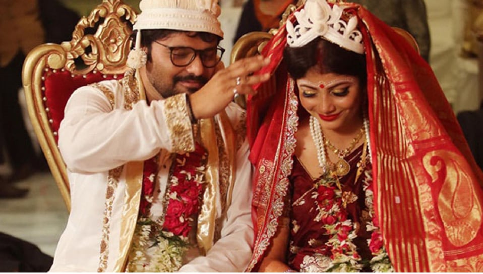 বাঙালি রীতেই হয় বিয়ের অনুষ্ঠান বাঙালি রীতেই হয় বিয়ের অনুষ্ঠান