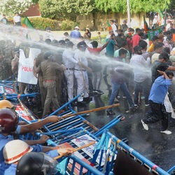 শিক্ষক নিয়োগে 'দুর্নীতি' নিয়ে BJP যুবমোর্চার মিছিল, জলকামান আসতে ছত্রভঙ্গ মিছিল। (ছবি সৌজন্যে পিটিআই)