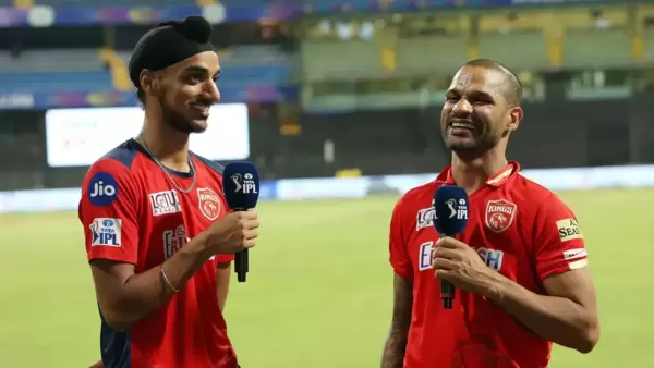 সিএসকের বিরুদ্ধে ম্যাচ শেষে তরুণ অর্শদীপ সিংয়ের সঙ্গে শিখর ধাওয়ান। ছবি- আইপিএল। সিএসকের বিরুদ্ধে ম্যাচ শেষে তরুণ অর্শদীপ সিংয়ের সঙ্গে শিখর ধাওয়ান। ছবি- আইপিএল।