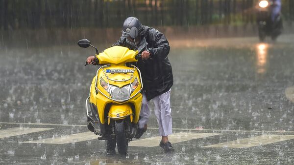 দক্ষিণবঙ্গে বৃষ্টি: সোমবার দক্ষিণবঙ্গের সব জেলায় বৃষ্টিপাতের পূর্বাভাস আছে। উত্তর ২৪ পরগনা, দক্ষিণ ২৪ পরগনা, পূর্ব মেদিনীপুর, হাওড়া, কলকাতা, হুগলি, পুরুলিয়া, ঝাড়গ্রাম, পশ্চিম মেদিনীপুর, বাঁকুড়া এবং পশ্চিম বর্ধমানের কয়েকটি জায়গায় হালকা বৃষ্টি হতে পারে। চার জেলায় বৃষ্টির মাত্রা কিছুটা বেশি থাকবে। পূর্ব বর্ধমান, বীরভূম, মুর্শিদাবাদ এবং নদিয়ায় বিক্ষিপ্তভাবে হালকা থেকে মাঝারি বৃষ্টি হবে। ওই চার জেলায় ঘণ্টায় ৪০ থেকে ৫০ কিলোমিটার বেগে ঝড় বইতে পারে। (ছবিটি প্রতীকী, সৌজন্যে পিটিআই)