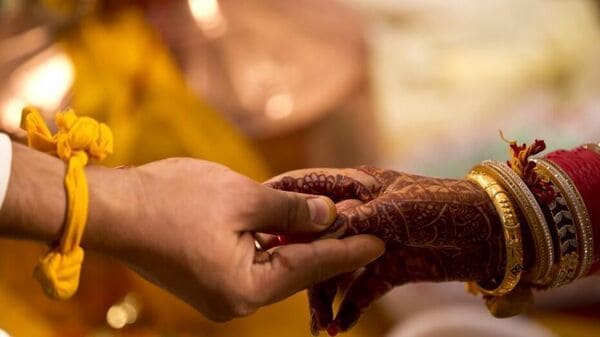 অনলাইনে ক্লাসের জন্য কেনা মোবাইলে চুটিয়ে প্রেম, তারপরে বিয়ে। প্রতীকী ছবি (Getty Images) (HT_PRINT)