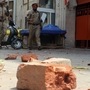 <p>दोन सशत्र जमावामध्ये हाणामारी झाल्यावर पोलिसांनी आपला बंदोबस्त वाढवला. काली देवी मंदिराजवळील हे दृष्य</p>
