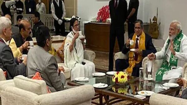 চায়ের আসরে প্রধানমন্ত্রী নরেন্দ্র মোদীর সঙ্গে মুখ্যমন্ত্রী মমতা বন্দ্যোপাধ্যায়, রয়েছেন সুপ্রিম কোর্টের প্রধান বিচারপতি চায়ের আসরে প্রধানমন্ত্রী নরেন্দ্র মোদীর সঙ্গে মুখ্যমন্ত্রী মমতা বন্দ্যোপাধ্যায়, রয়েছেন সুপ্রিম কোর্টের প্রধান বিচারপতি