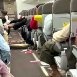 মাঝ আকাশে প্রবল ঝাঁকুনি, অন্ডালগামী বিমানের ভিতরের ভিডিয়ো ভাইরাল মাঝ আকাশে প্রবল ঝাঁকুনি, অন্ডালগামী বিমানের ভিতরের ভিডিয়ো ভাইরাল