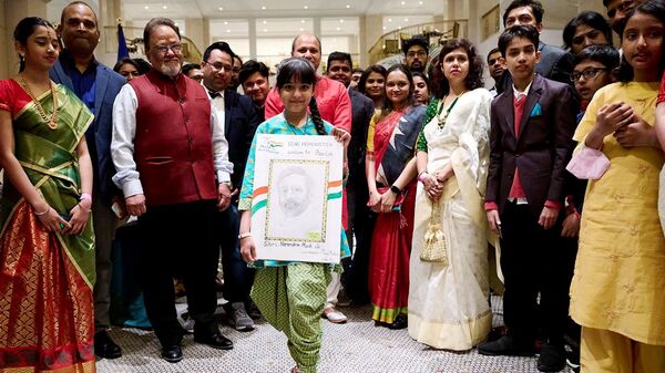 বার্লিনে প্রধানমন্ত্রী নরেন্দ্র মোদী পৌঁছানোর পর দেশাত্মবোধক গান গাইল ভারতীয় বংশোদ্ভূত এক খুদে। তাতে তাল মেলালেন মোদী। তুড়িও মারতে দেখা যায় তাঁকে।