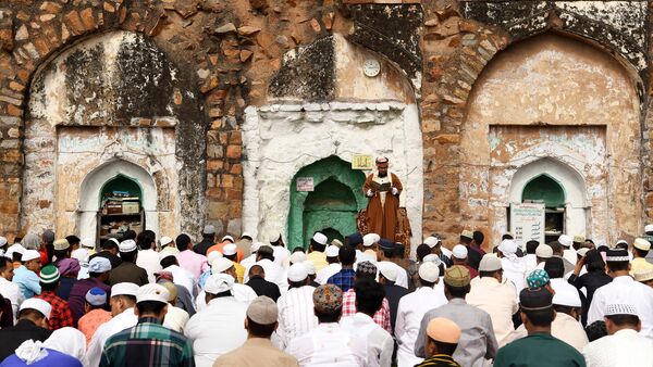 দিল্লি: রাজধানীর ফিরোজ শাহ কোটলায় প্রার্থনা করলেন মুসলমানরা। (ছবি: ANI Photo/ Shrikant Singh) (Shrikant Singh)