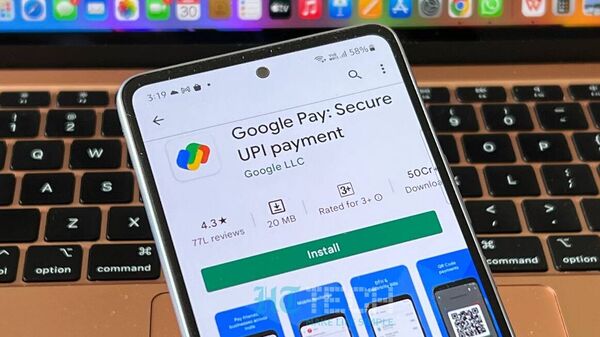 যদি Google Pay-এর মাধ্যমে অনলাইনে সোনা কিনতে GPAY অ্যাপে সার্চ বারে ‘গোল্ড লকার’ টাইপ করুন। এতে করসহ সোনার বর্তমান বাজার ক্রয় মূল্য পেয়ে যাবেন। ফাইল ছবি: এইচটি টেক (HT Tech)