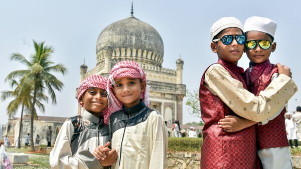 হায়দরাবাদ: এই শহরের ইদগাহ গোলকুন্ডা কুতুব শাহিতে হল ইদ-উল-ফিতর উদ্‌যাপিত হল। বড়দের সঙ্গে আনন্দে মাতল শিশুরাও। (ছবি: PTI Photo) (PTI)