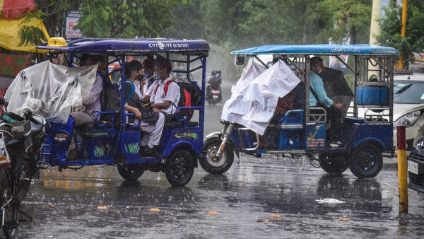 উত্তরবঙ্গে বৃষ্টিএদিকে ঘূর্ণাবর্তটি নিম্নচাপে পরিণত হওয়ার পরা তা ঘূর্ণিঝড়ে পরিণত হবে কিনা, তা এখনও স্পষ্ট নয়। তবে এটি উত্তর ওড়িশা এবং পশ্চিমবঙ্গ উপকূলের দিকে ধেয়ে আসতে পারে বলে আশঙ্কা করা হচ্ছে।  (ছবিটি প্রতীকী, সৌজন্যে পিটিআই)