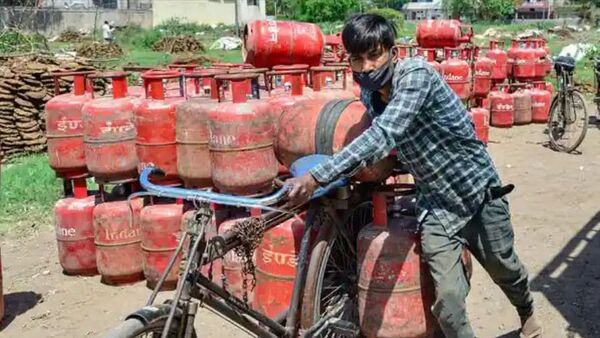 এদিকে ডোমেস্টিক সিলিন্ডারের দাম বাড়লেও আজকে থেকে কিছুটা সস্তা হচ্ছে ১৯ কেজি ওজনের বাণিজ্যিক গ্যাস সিলিন্ডারের দাম। আজ থেকে বাণিজ্যিক সিলিন্ডারের দাম ৯.৫০ পয়সা কমছে। এর ফলে কলকাতায় ১৯ কেজি ওজনের সিলিন্ডার মিলবে ২৪৪৫ টাকায়। যদিও মাসের শুরুতে বাণিজ্যিক গ্যাসের দাম বেড়েছিল ১০০ টাকার বেশি। ছবি: পিটিআই (PTI)