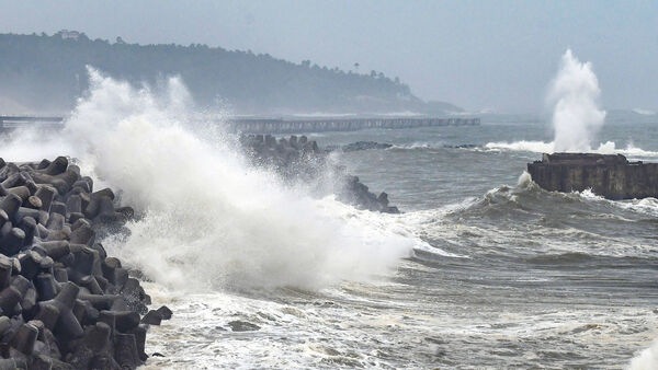 এর আগে ২০১৯ সালে বাংলার উপকূলে যখন ঘূর্ণিঝড় ফণী আছড়ে পড়েছিল, তখন দক্ষিণ গোলার্ধে তৈরি হয়েছিল ঘূর্ণঝিড় লর্না। সেবার, লর্না-ফণীর প্রতিযোগিতায় এগিয়ে ছিল ফণী। যার জেরে ফল ভোগ করতে হয়েছিল বাংলাকে। এবার অবশ্য দুই নিম্নচাপের লড়াইয়ে এগিয়ে আছে ভারত মহাসাগরের সিস্টেমটি। এর জেরে অশনি কম শক্তিশালী হতে পারে বলে মনে করা হচ্ছে। (ছবিটি প্রতীকী, সৌজন্য পিটিআই)