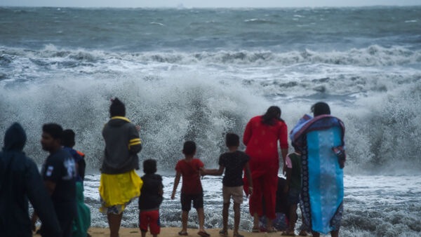 ওয়েস্টার্লি উইন্ড ‘ব্লাস্ট’ বা পশ্চিমী বাতাসের ‘বিস্ফোরণে’র জেরে এই ধরনের জোড়া ঘূর্ণিঝড়ের সম্ভাবনা দেখা দিয়েছে বলে জানা গিয়েছে। জানা গিয়েছে, ভারত মহাসাগরের পশ্চিমী বাতাস প্রবল হওয়ায় গোলার্ধের দুই দিকেই ঘূর্ণিঝড় তৈরি হওয়ার দেখা দিয়েছে। এই আবহে দুটি নিম্নচাপের যেটি বেশি বাতাস টানতে পারবে, সেটি বেশি শক্তিশালী হয়ে এগিয়ে যাবে।  (ছবিটি প্রতীকী, সৌজন্যে পিটিআই)