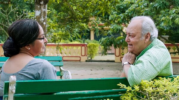 বিচ্ছেদের বহু বছর পর 'অমিত রায়' (সৌমিত্র চট্টোপাধ্যায়) বন্ধু নরেন্দ্রকে নিয়ে কলকাতার কাছেই একটি বৃদ্ধাশ্রম চালান। কোনও এক সুন্দর সকালে অক্সফোর্ড বিশ্ববিদ্যালয়ের অবসরপ্রাপ্ত অধ্যাপিকা লাবণ্য দত্ত (মমতা শঙ্কর) সেখানে পৌঁছান। 