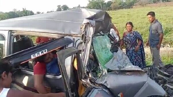 Siliguri: দুমড়ে-মুচড়ে গেল গাড়ির সামনের অংশ, শিলিগুড়িতে পথ ...