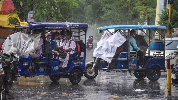 উত্তরবঙ্গে বৃষ্টি: উত্তরবঙ্গে শনিবার পর্যন্ত বৃষ্টি চলবে। আজ উত্তরবঙ্গের সব জেলায় (দার্জিলিং, জলপাইগুড়ি, কালিম্পং, আলিপুরদুয়ার, কোচবিহার, উত্তর দিনাজপুর, দক্ষিণ দিনাজপুর এবং মালদহ) বজ্রবিদ্যুৎ-সহ হালকা থেকে মাঝারি বৃষ্টি হতে পারে। (ছবিটি প্রতীকী, সৌজন্যে পিটিআই)